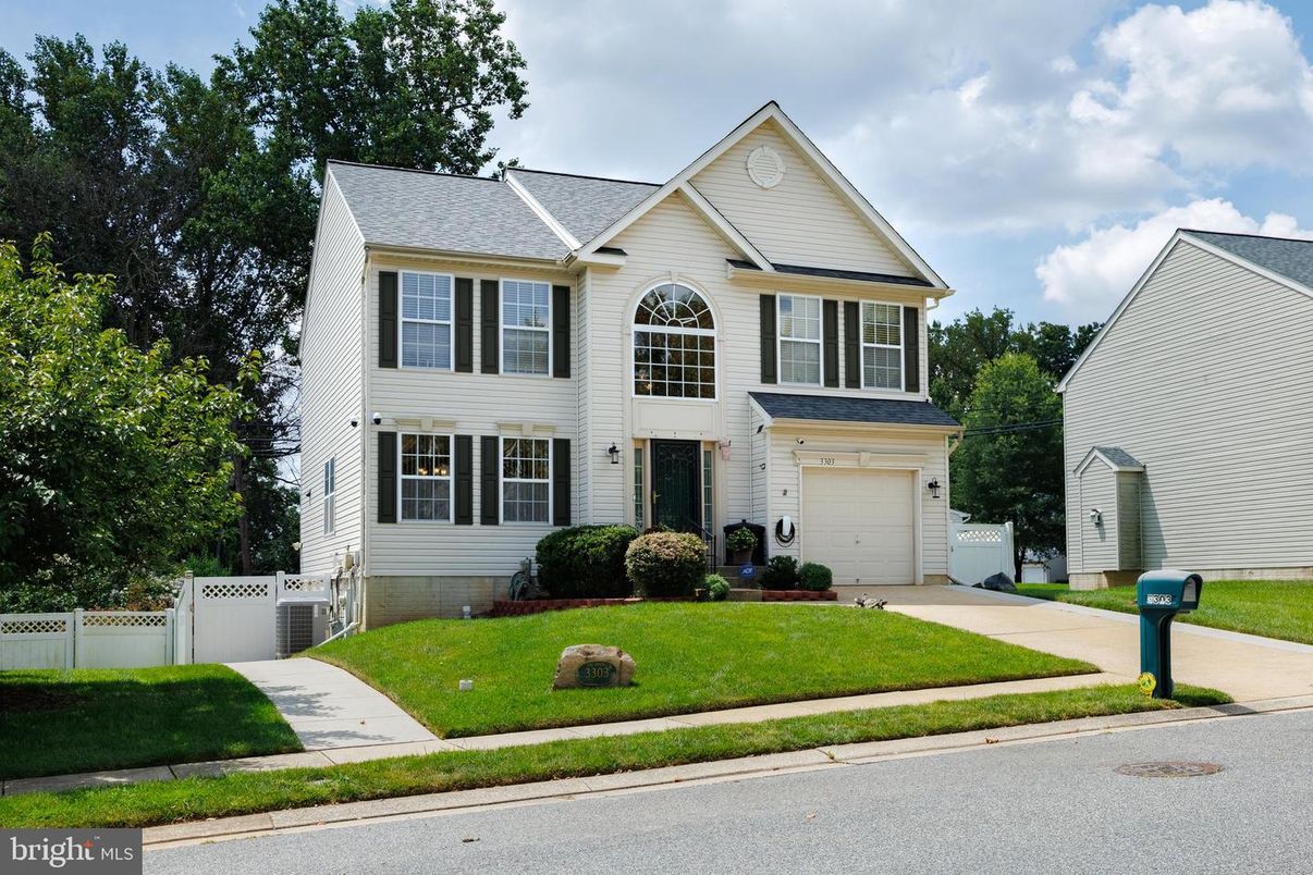 Attached, Exterior, Facade, Farmhouse