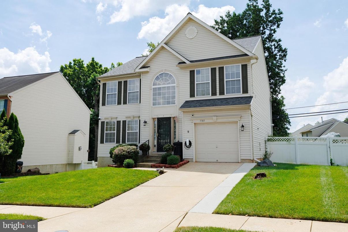 Attached, Exterior, Facade, Farmhouse