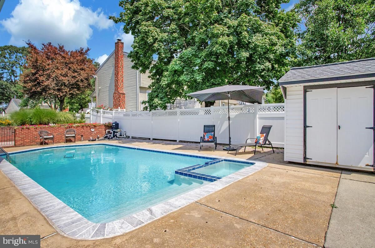 Exterior, Pool