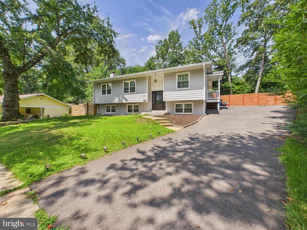 Backyard, Exterior, Facade, Raised Ranch