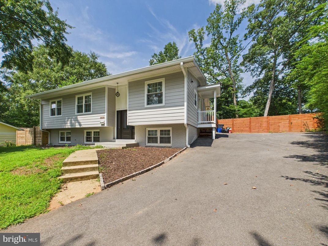 Backyard, Exterior, Facade, Raised Ranch