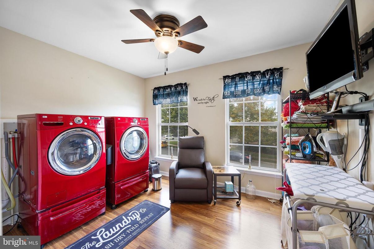 Interior, Washer, Wood Texture Flooring