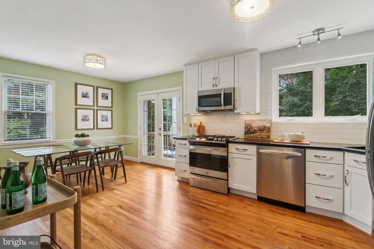Dining room, Interior, Kitchen, Stainless Steel Appliances, Wood Texture Flooring