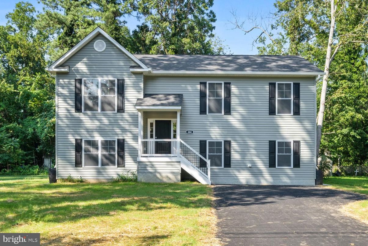 Exterior, Facade, Raised Ranch
