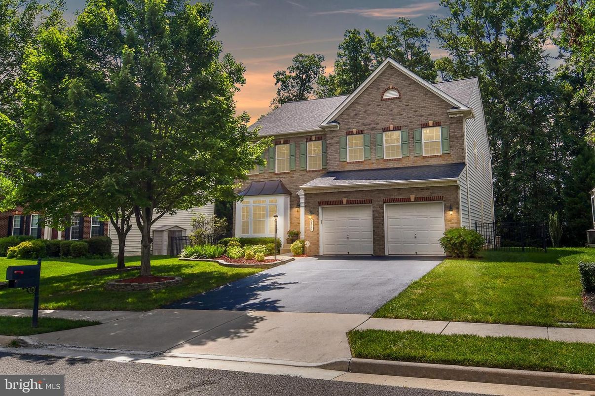Attached, Exterior, Facade, Brick Traditional