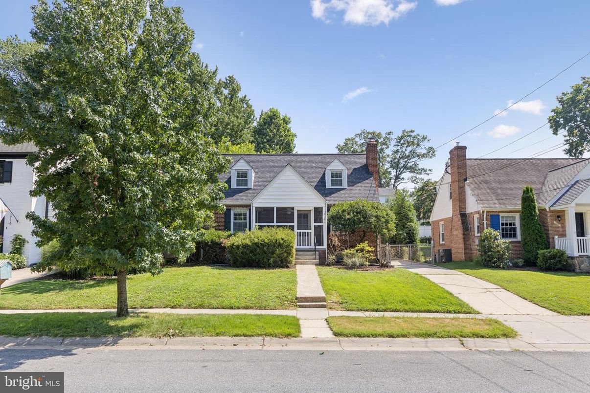 Exterior, Facade, Brick Facade, Cape Cod