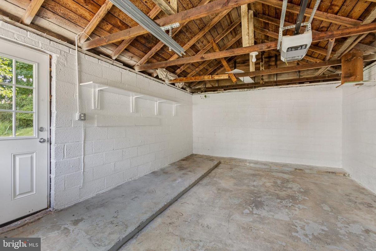 Empty room, Interior, Wooden Beams, Wooden Ceilings