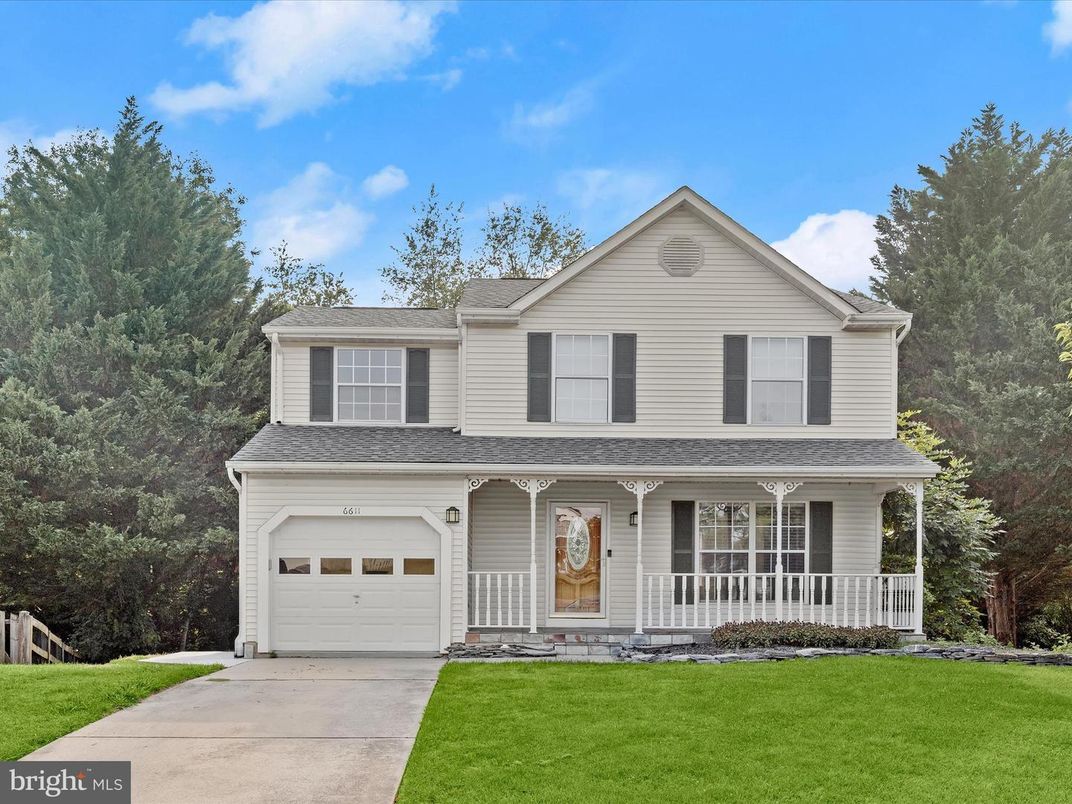 Attached, Exterior, Facade, Farmhouse
