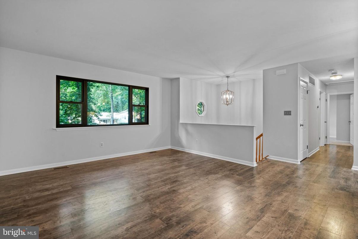 Empty room, Interior, Pendant Lights, Wood Texture Flooring