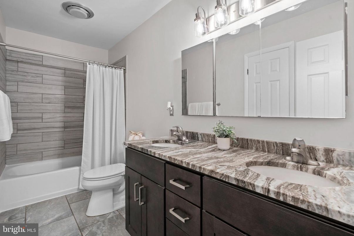 Bathroom, Dual Sink Vanities, Interior