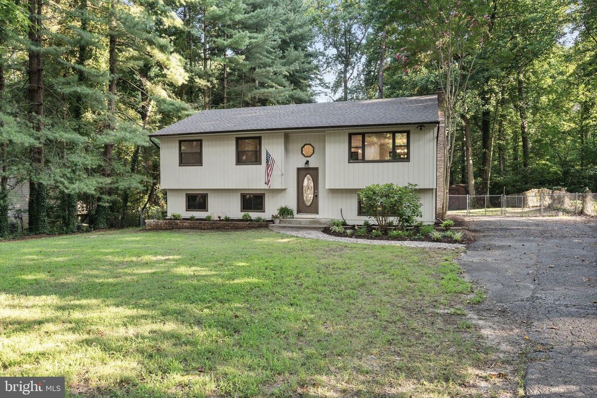 Backyard, Exterior, Facade, Raised Ranch