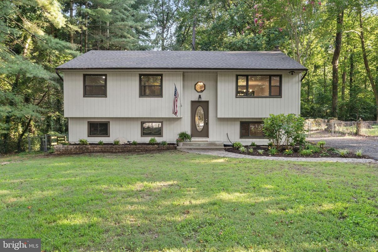 Backyard, Exterior, Facade, Raised Ranch