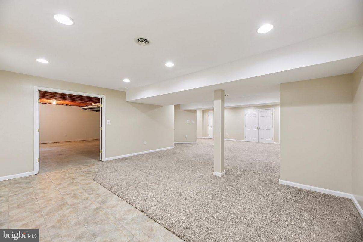 Empty room, Interior, Recessed Lighting