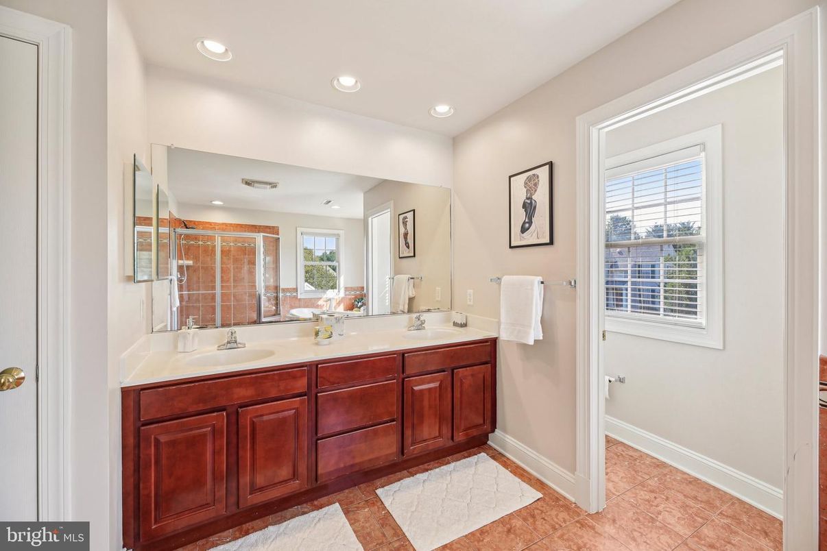 Bathroom, Dual Sink Vanities, Interior, Recessed Lighting
