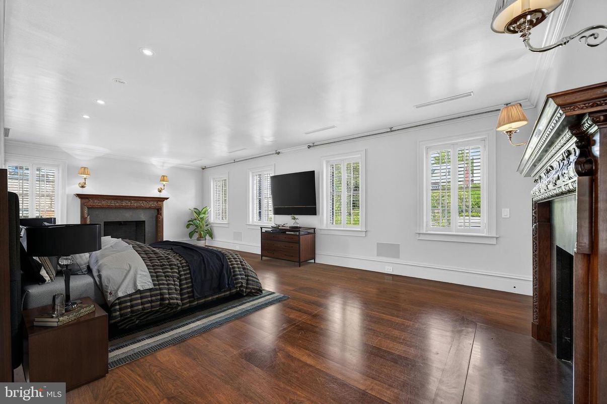 Bedroom, Fireplace, Interior, Recessed Lighting, Wood Texture Flooring