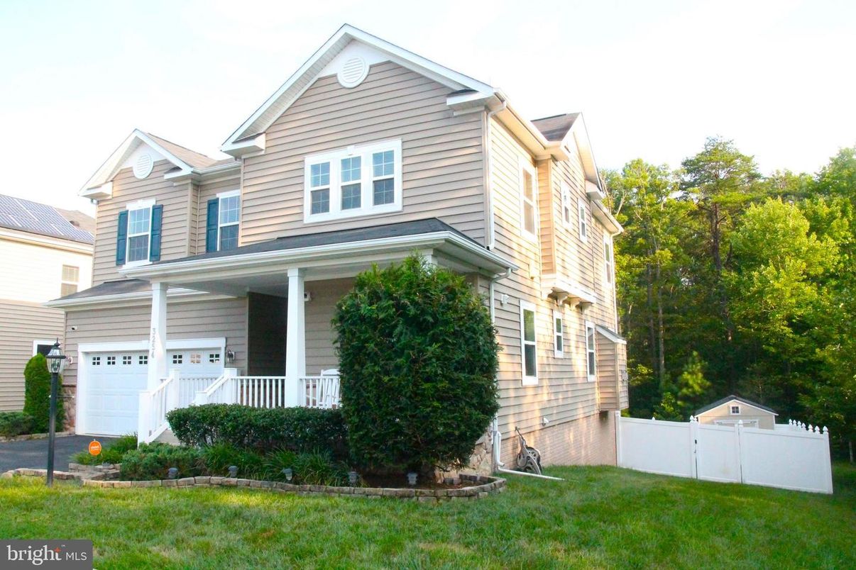 Attached, Exterior, Facade, Farmhouse