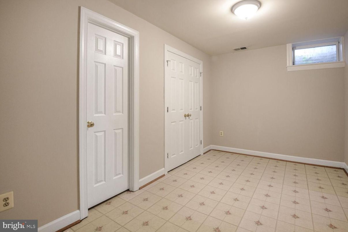 Empty room, Interior