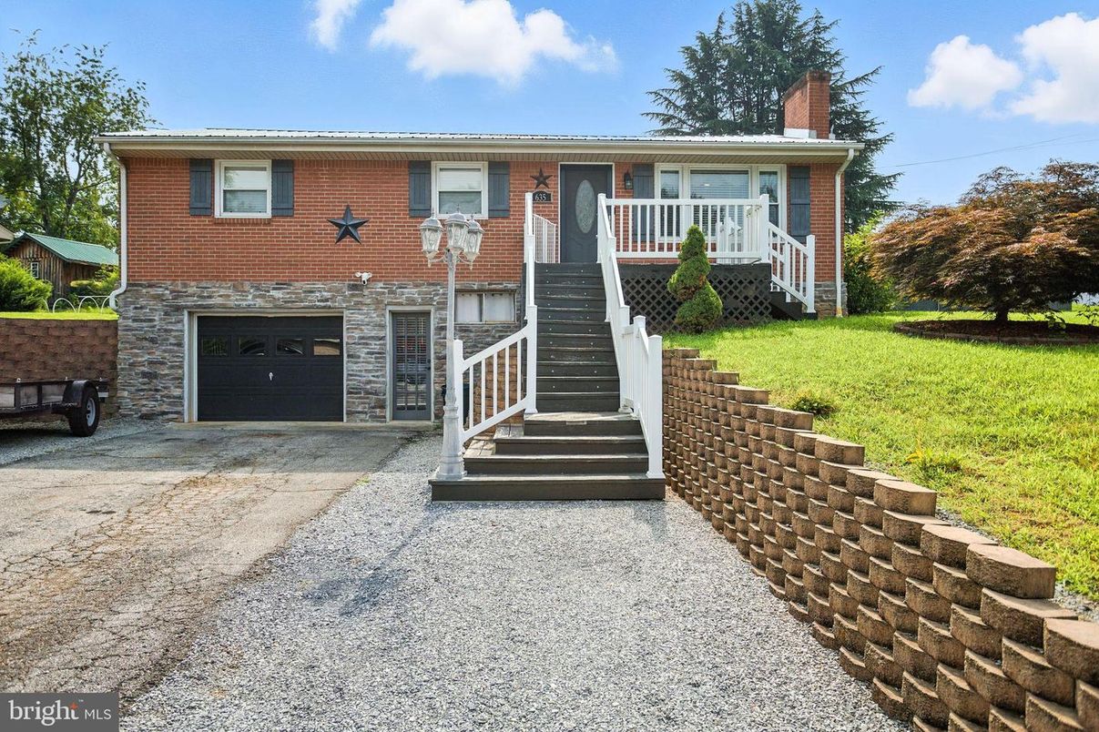 Attached, Exterior, Facade, Brick Facade, Raised Ranch