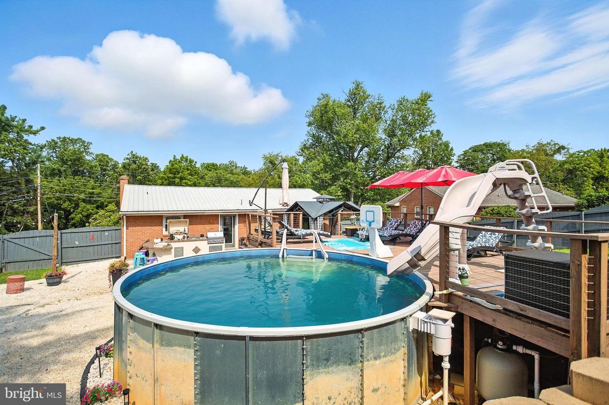 Exterior, Pool