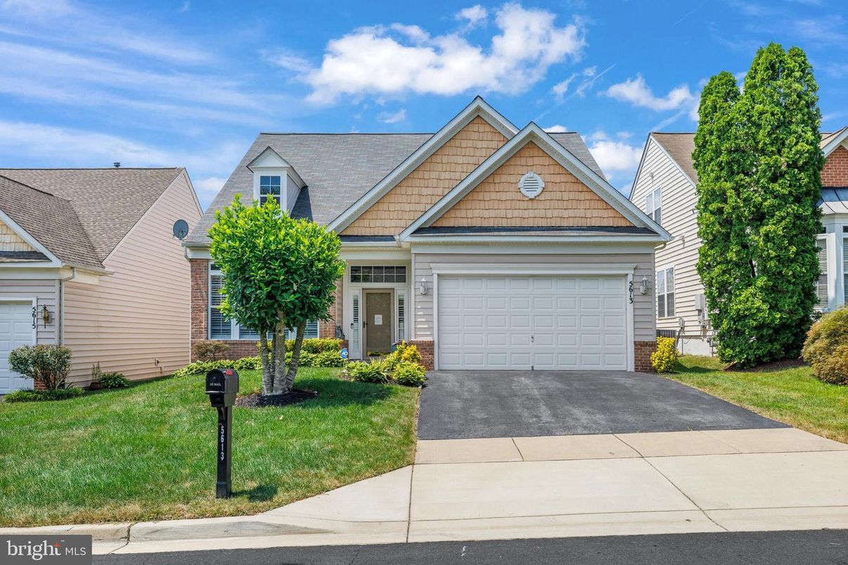 Attached, Exterior, Facade, Ranch
