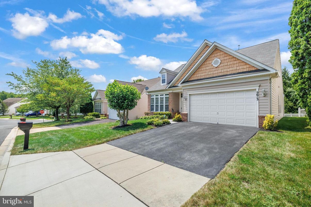 Attached, Exterior, Facade, Ranch