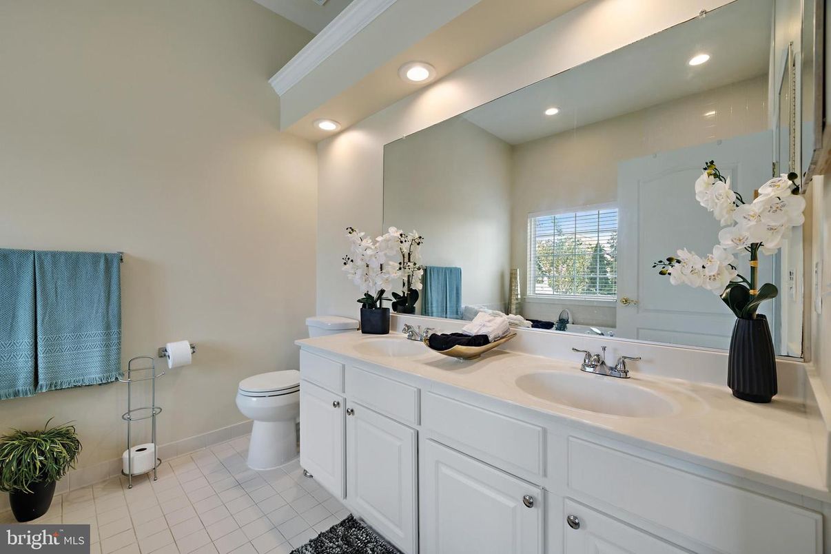 Bathroom, Dual Sink Vanities, Interior, Recessed Lighting