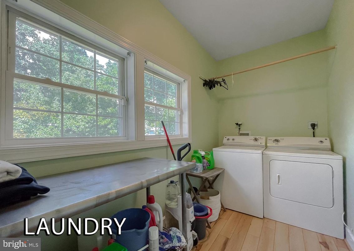Interior, Washer, Wood Texture Flooring