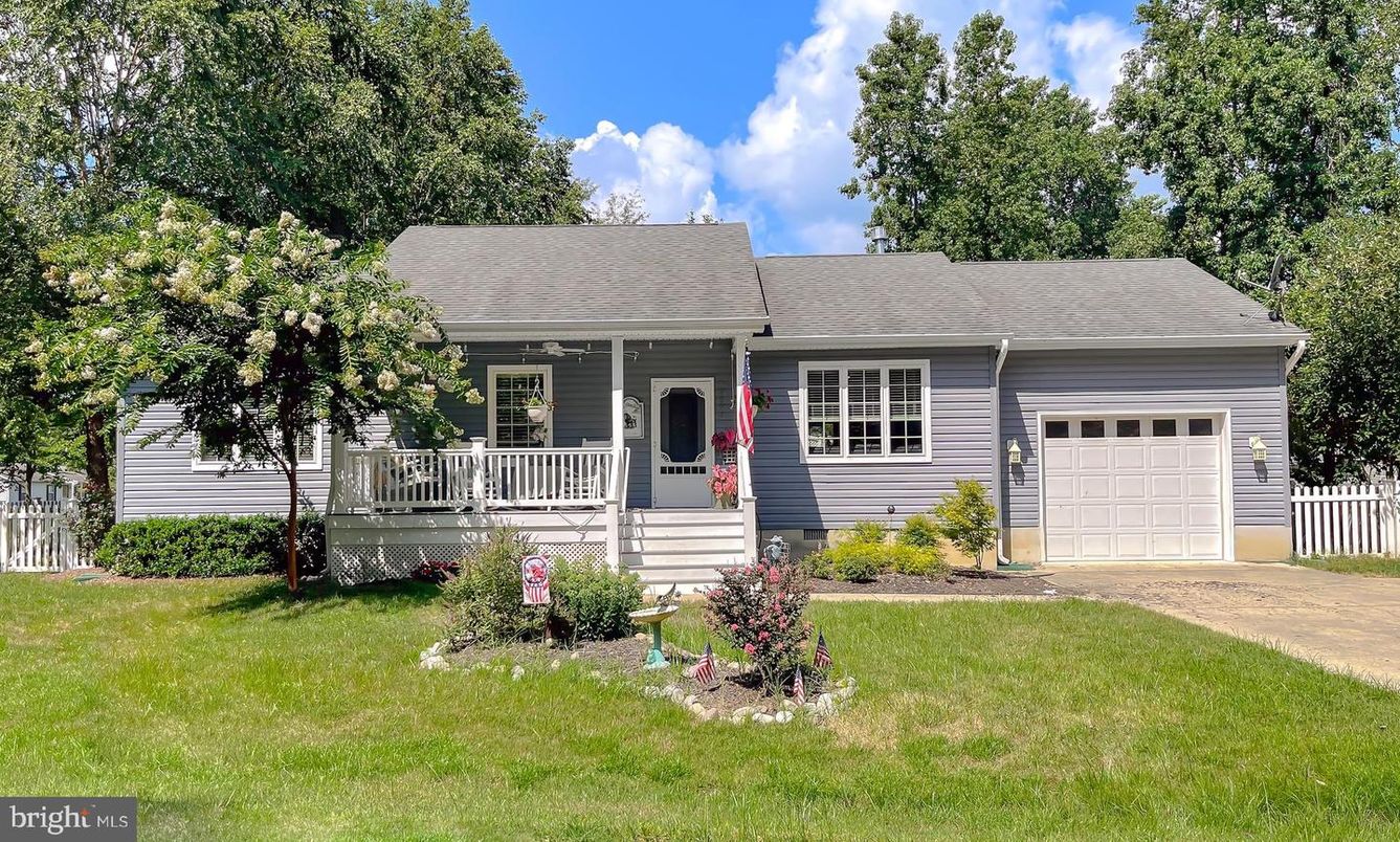 Attached, Exterior, Facade, Cape Cod