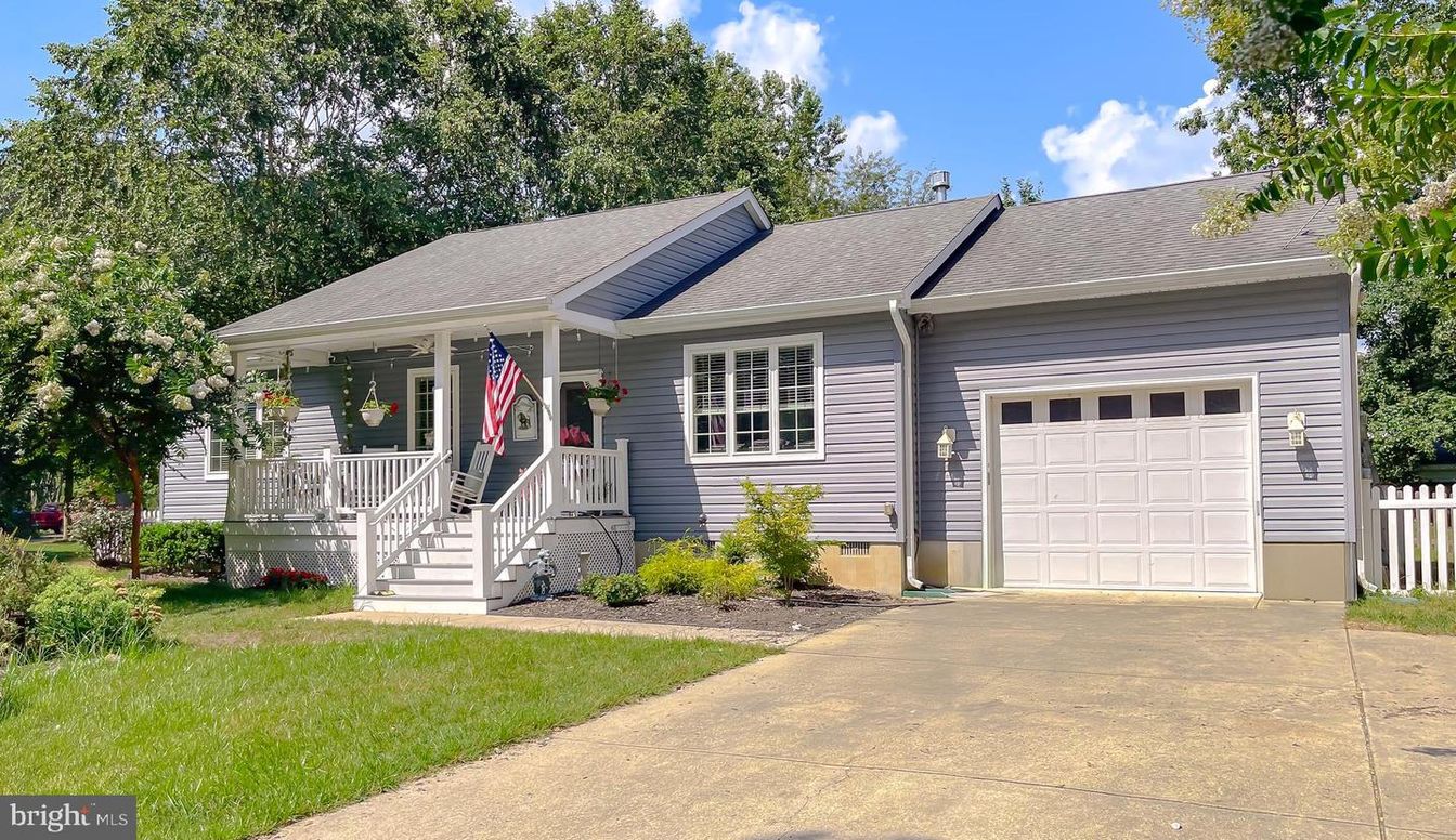 Attached, Exterior, Facade, Cape Cod