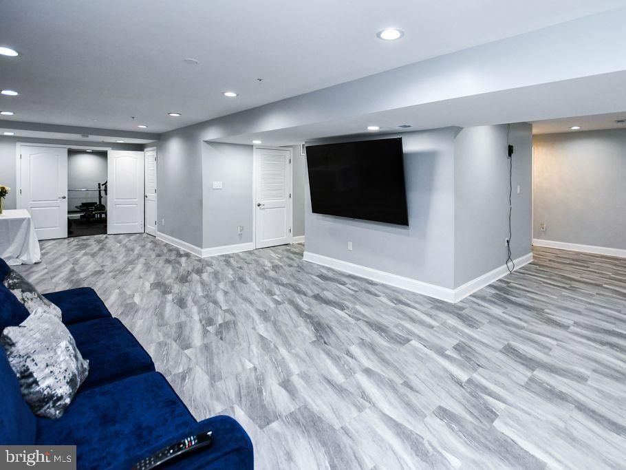 Interior, Recessed Lighting, Wood Texture Flooring