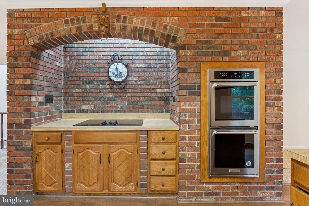 Exterior, Kitchen, Stainless Steel Appliances