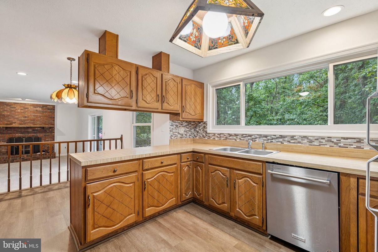 Fireplace, Interior, Kitchen, Pendant Lights, Recessed Lighting, Wood Texture Flooring