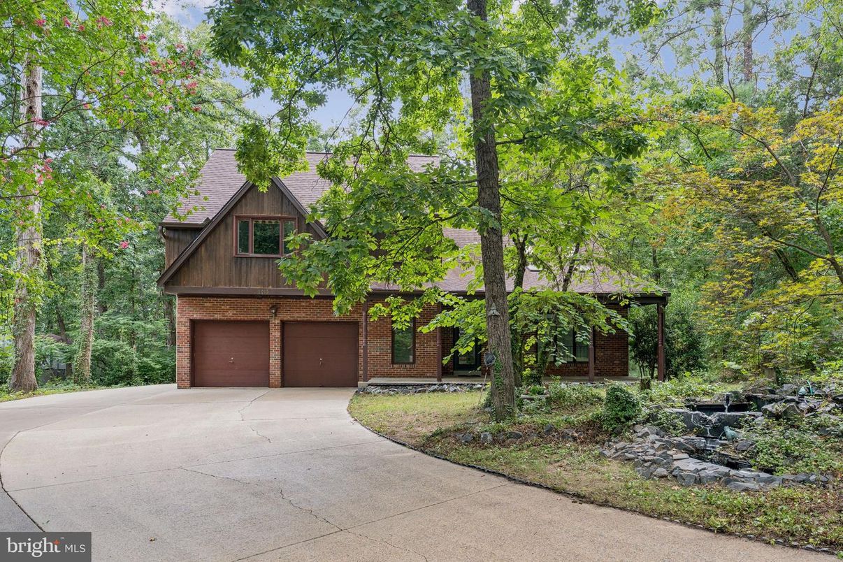 Attached, Exterior, Facade, Brick Facade, Log Home