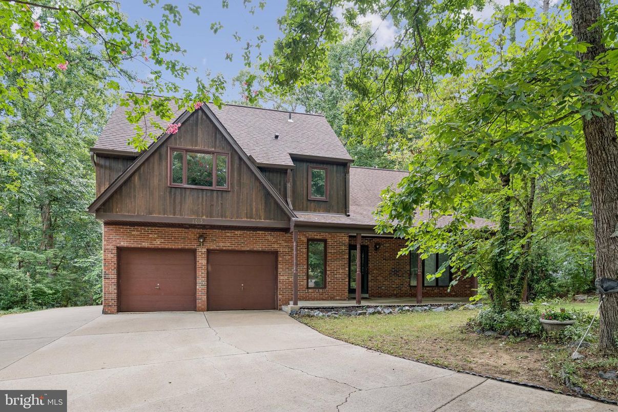 Attached, Exterior, Facade, Brick Facade, Log Home