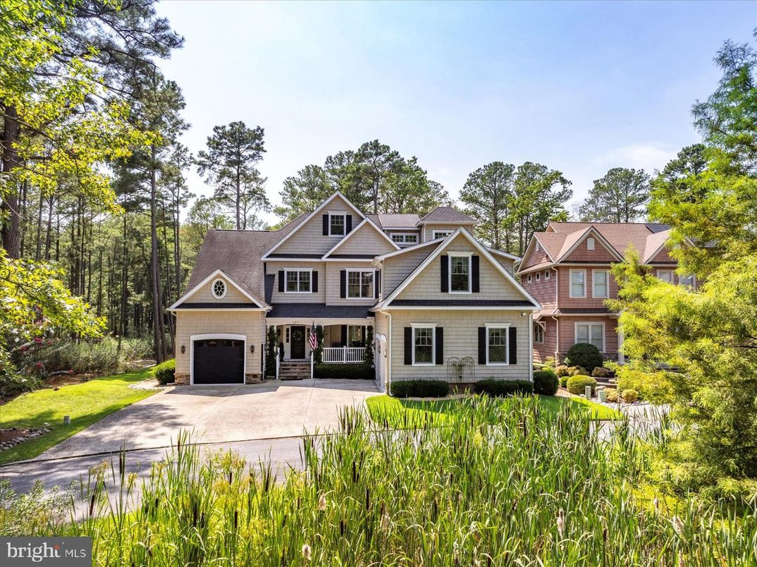 Attached, Exterior, Facade, Farmhouse