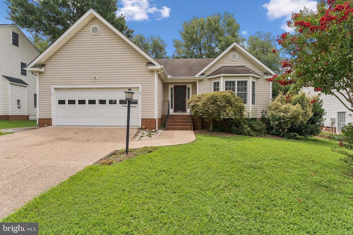 Attached, Exterior, Facade, Ranch