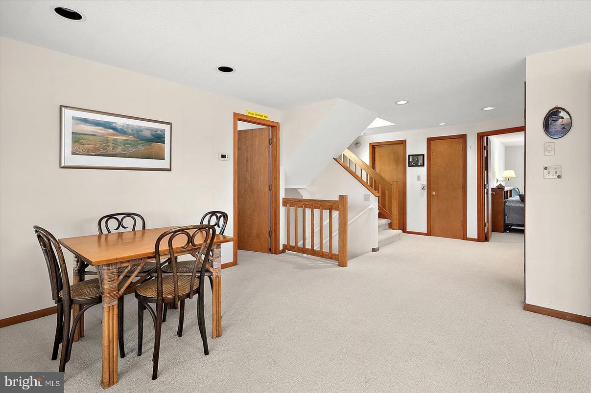 Dining room, Elevator, Interior, Recessed Lighting