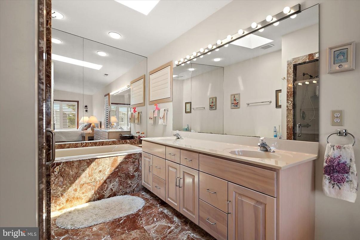 Bathroom, Dual Sink Vanities, Interior, Recessed Lighting