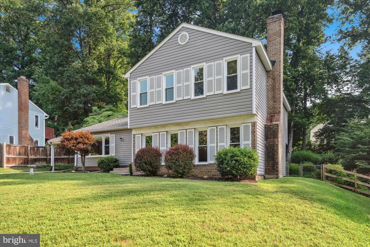 Backyard, Exterior, Facade, Split Level