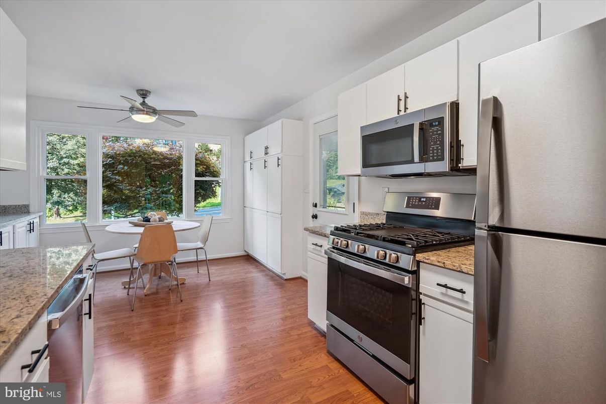 Dining room, Interior, Kitchen, Stainless Steel Appliances, Wood Texture Flooring