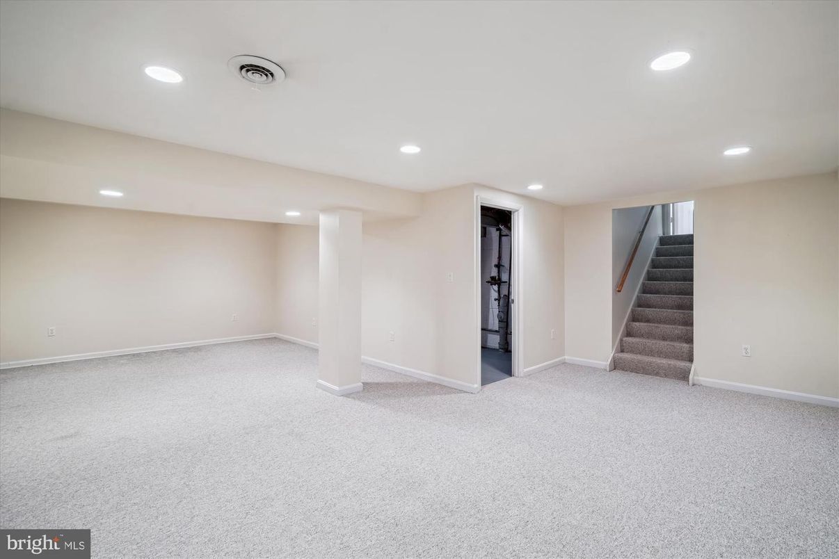 Empty room, Interior, Recessed Lighting