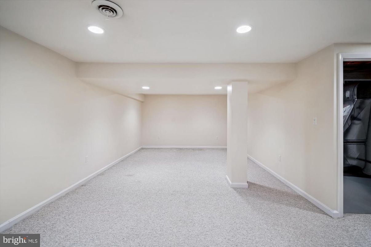 Empty room, Interior, Recessed Lighting