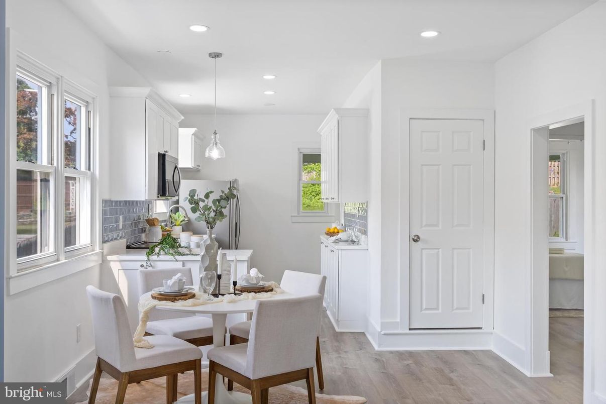 Dining room, Interior, Kitchen, Pendant Lights, Recessed Lighting, Wood Texture Flooring