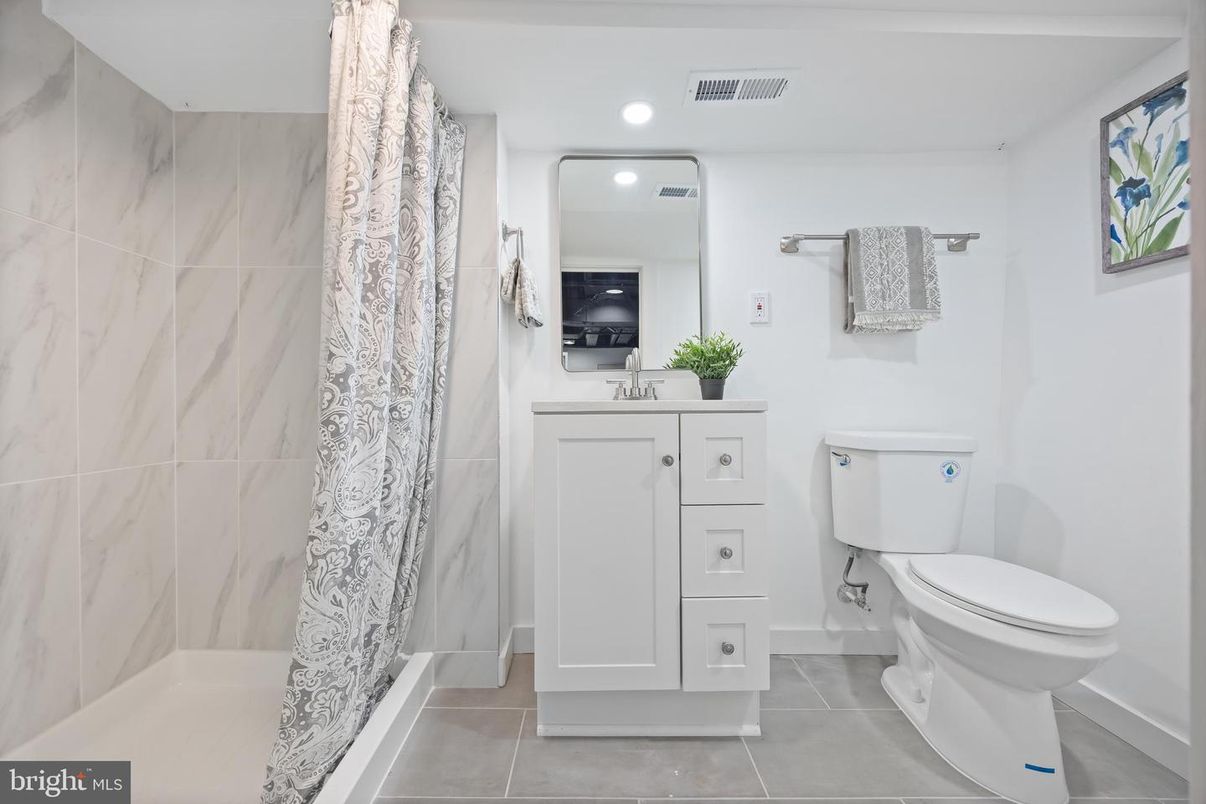 Bathroom, Interior, Recessed Lighting