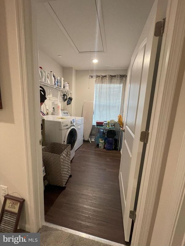 Interior, Recessed Lighting, Washer, Wood Texture Flooring