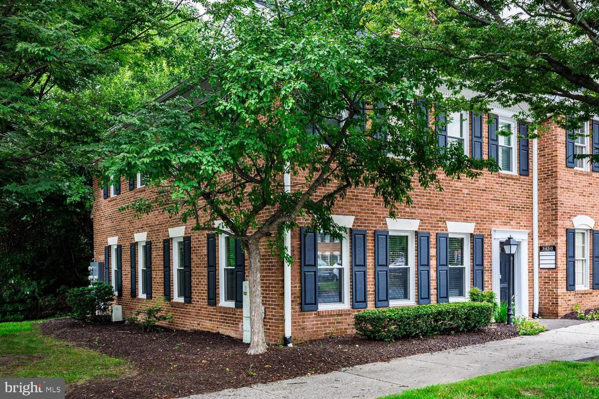 Exterior, Facade, Brick Facade, Rowhouse