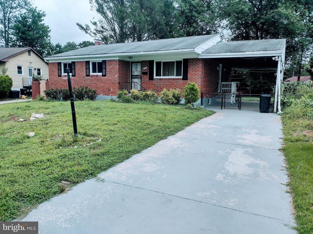 Exterior, Facade, Brick Facade, Ranch