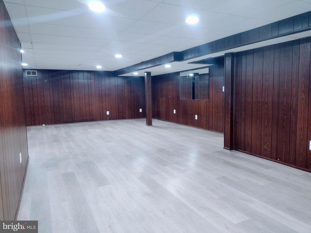 Empty room, Interior, Recessed Lighting, Wood Texture Flooring, Wooden Walls