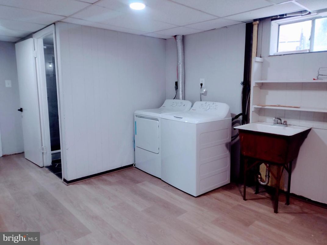 Interior, Recessed Lighting, Washer, Wood Texture Flooring