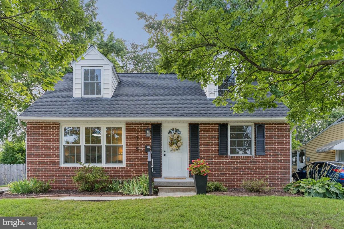 Exterior, Facade, Brick Facade, Cape Cod